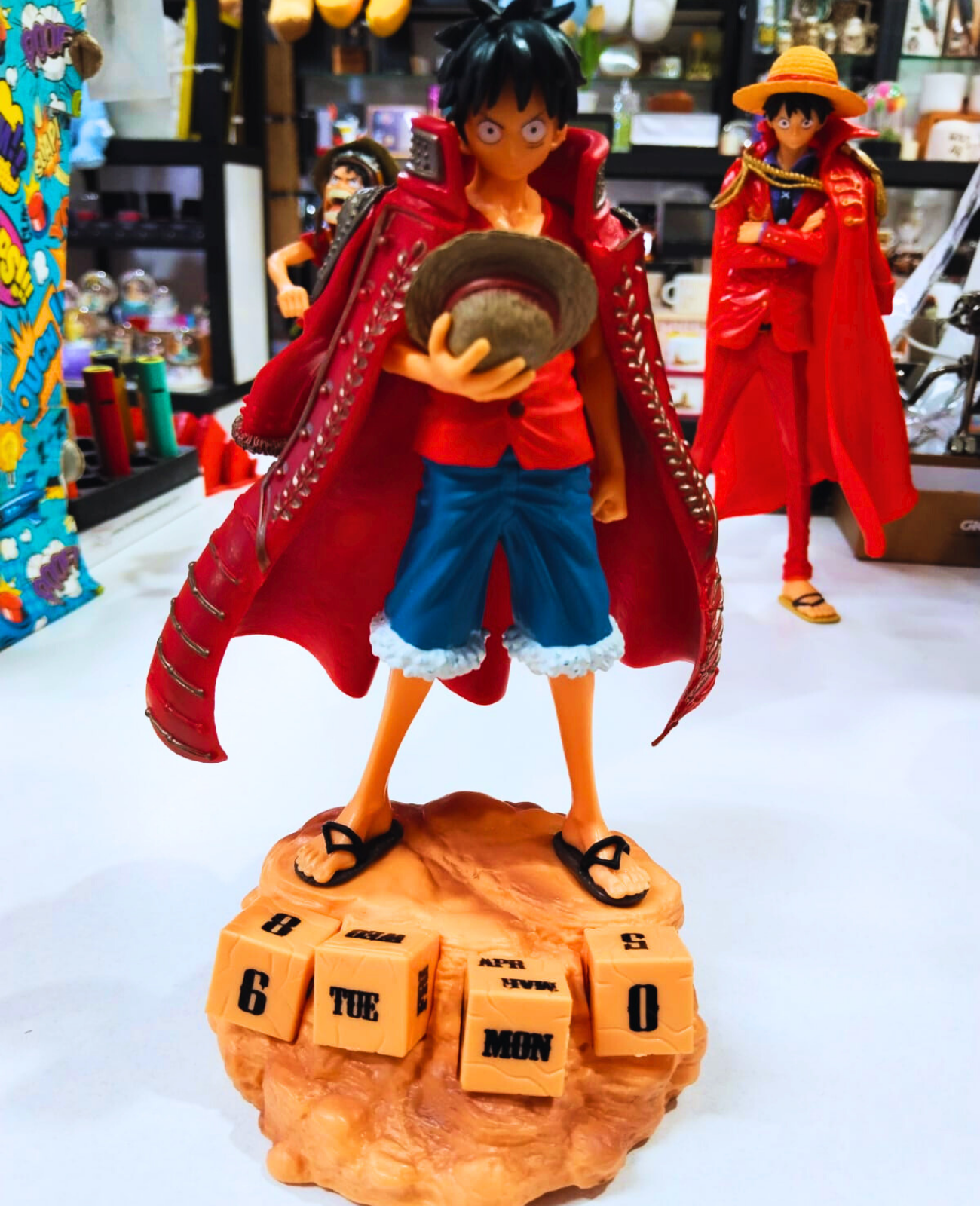 Monkey D. Luffy Kırmızı Kaptan Peleriniyle. One Piece Figürü - 20x15 cm KARAKTER FİGÜR