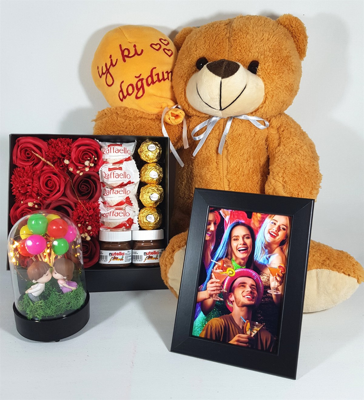 İyi Ki Doğdun Kişiye Özel Siyah Fotoğraflı Aşıklar Balonlu Fanus Ferrero Çikolata Set Hediye Setleri