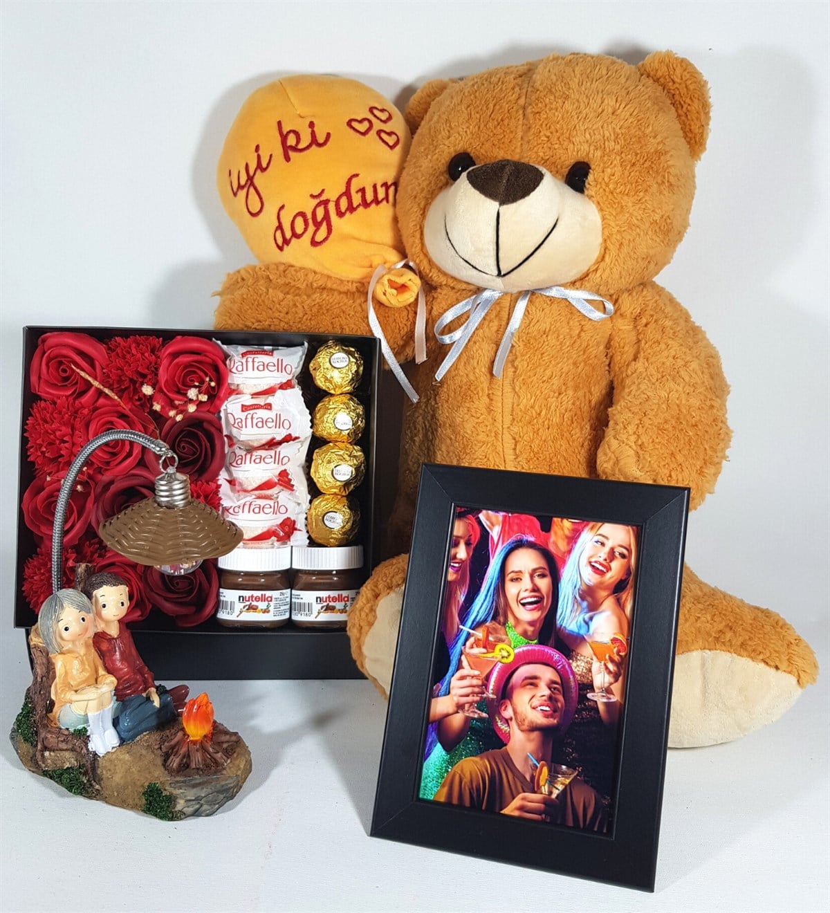 Kişiye Özel İyi Ki Doğdun Ikea Siyah Fotoğraflı Kamp Ateşinde Mutlu Aşıklar Çikolata Seti Hediye Setleri