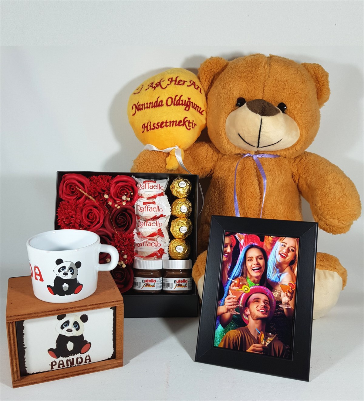 Kişiye Özel Sevgiliye Hediye Siyah Çerçeve Fotoğraflı Panda Kutulu Kupa Ferrero Çikolata Hediye Setleri