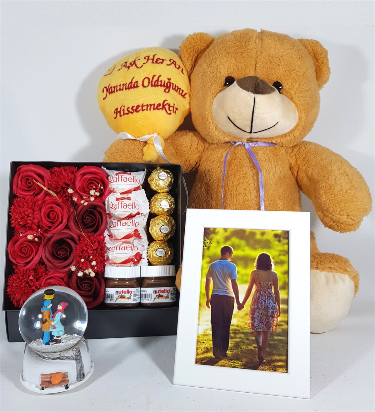 Kişiye Özel Sevgiliye Hediye Beyaz Çerçeve Fotoğraflı Aşıklar Işıklı Kar Küresi Ferrero Çikolata Hediye Setleri