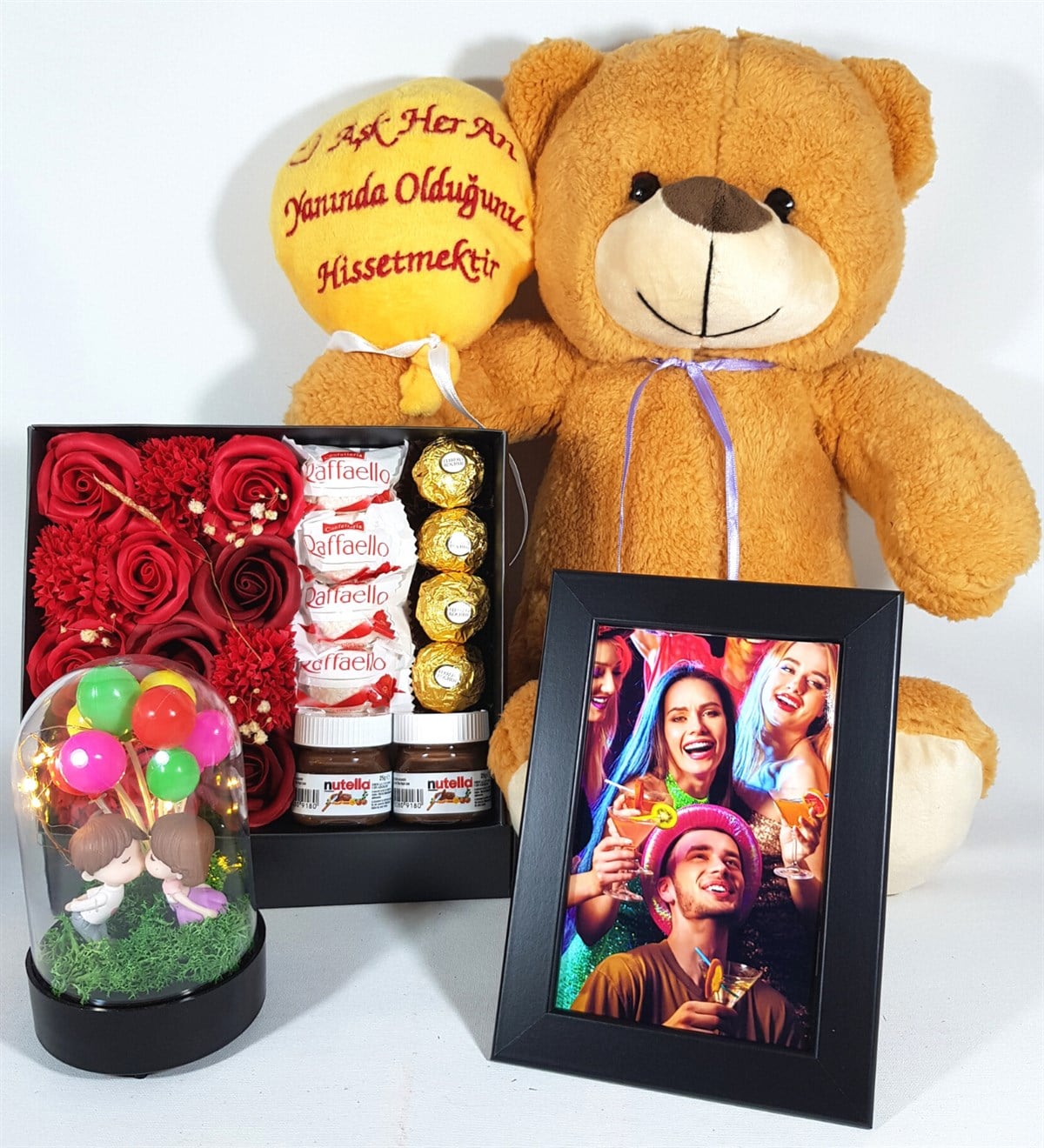Kişiye Özel Sevgiliye Hediye Siyah Çerçeve Fotoğraflı Aşıklar Işıklı Fanus Ferrero Çikolata Hediye Setleri