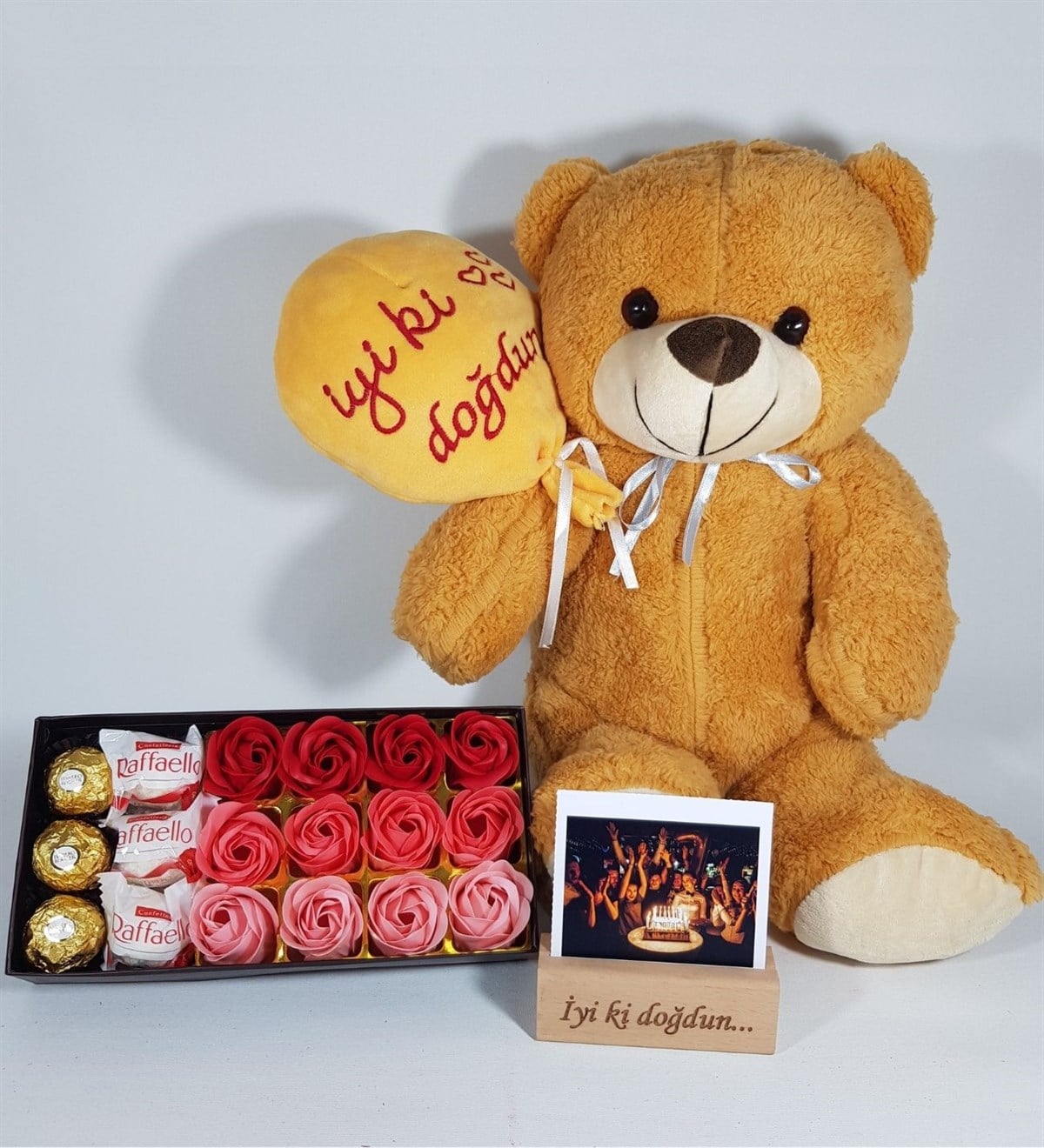 Kişiye Özel İyi Ki Doğdun Fotoğraflı Aşk Kokulu Gül Kutusu Ferrero Çikolata Hediye Set Hediye Setleri