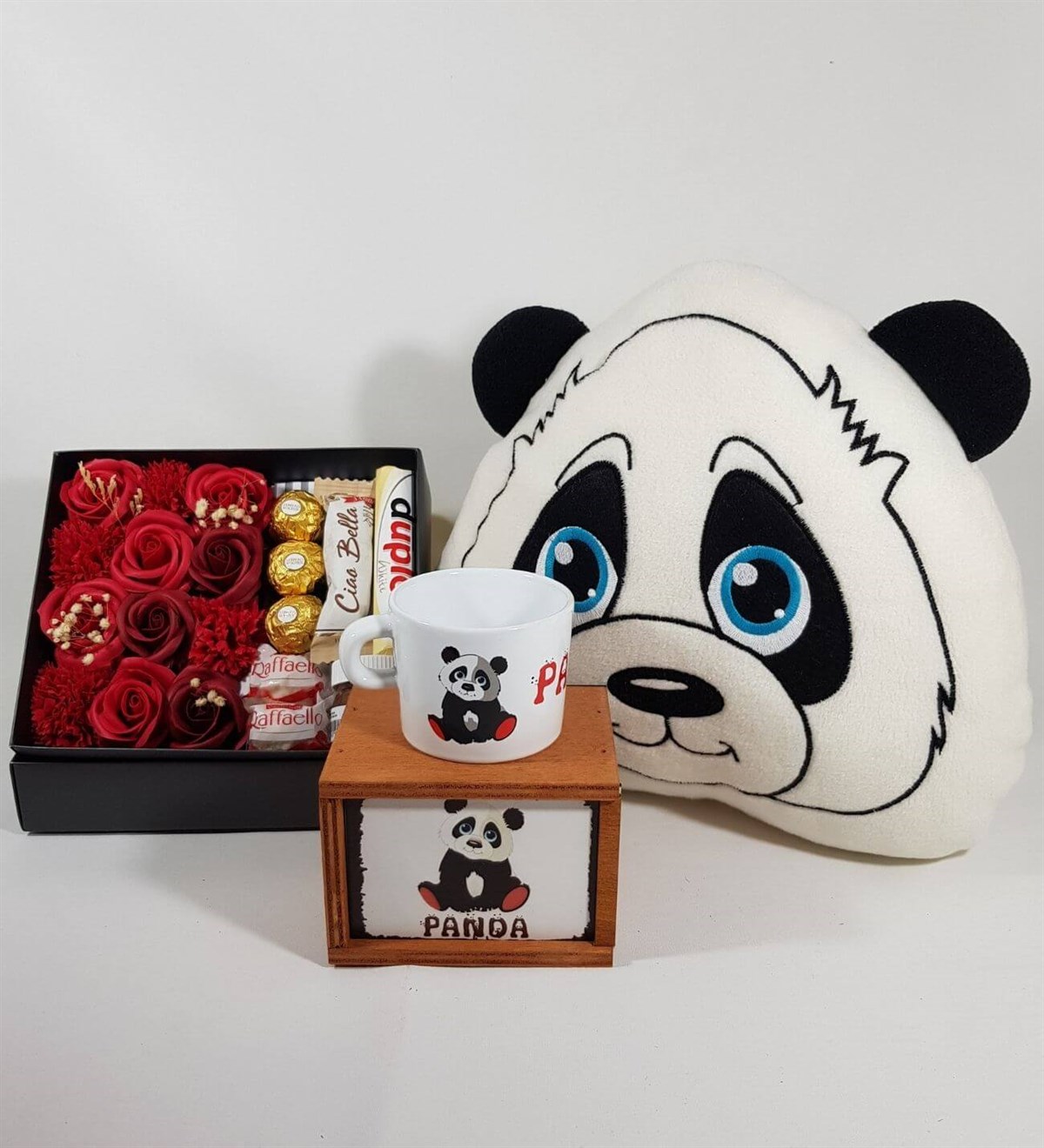 Sevgiliye Hediye Gül Kutusunda Ferrero Çikolata Panda Kutulu Kupa Ve Yastık Set HEDİYE