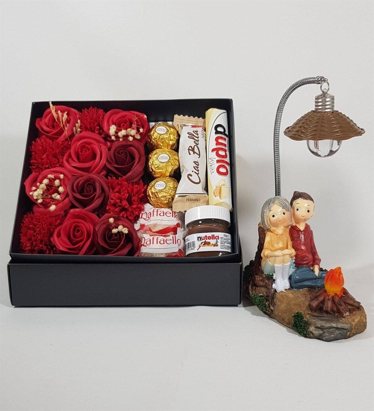 Sevgiliye Hediye Gül Kutusunda Ferrero Estrella Çikolata Kamp Ateşinde Mutlu Aşık HEDİYE