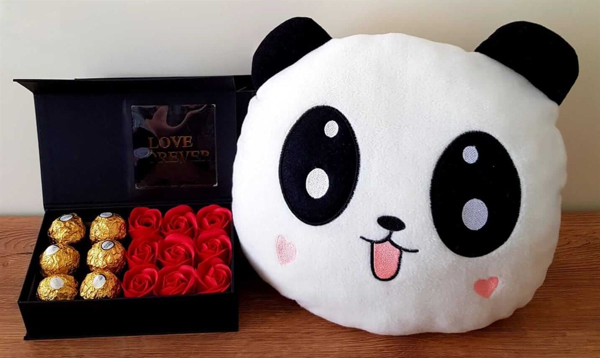 Özel Hediye Panda Yastık ve Hediye Kırmızı Gül Kutusunda Ferrero Rocher Çikolata HEDİYE