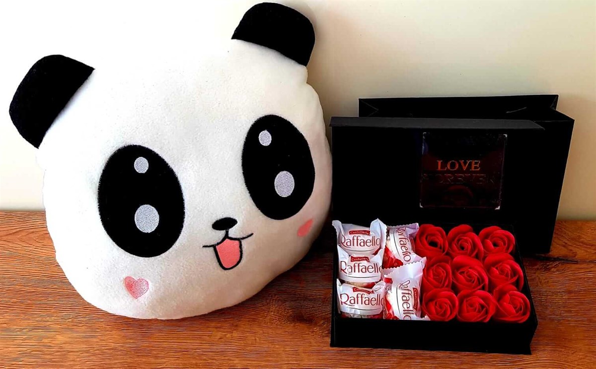 Hediye Panda Yastık ve Hediye Kırmızı Gül Kutusunda Raffaello Rocher  Çikolata HEDİYE
