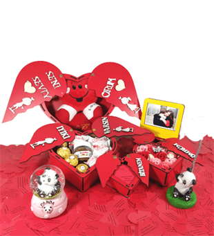 Kişiye Özel Aşk Kulesi 4 Kalp Kutu Sevgiliye Panda Işıklı Biblo ve Kar Küresi Sarı Çerçeve Çikolata Hediye Seti Hediye Setleri