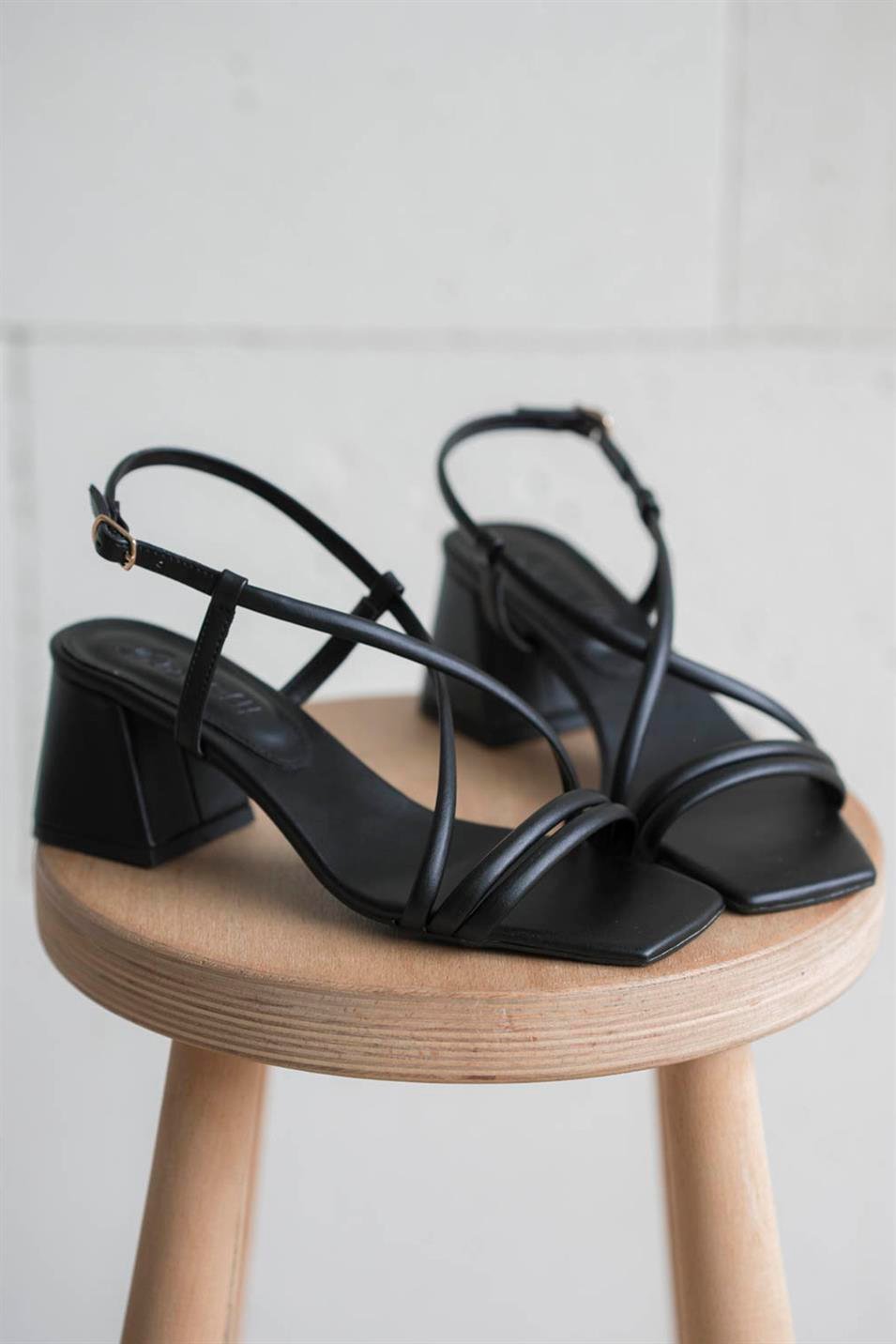 Pice İnce Bantlı Kadın Deri Topuklu Ayakkabı Siyah