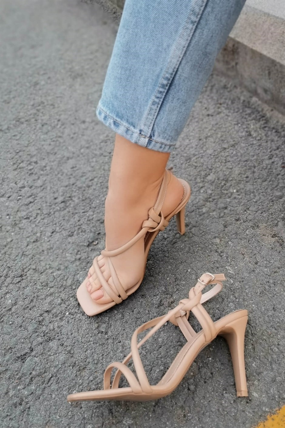 Jenny İnce Bantlı Bilekten Kemerli Topuklu Deri Ayakkabı Nude | Pabuchh.com