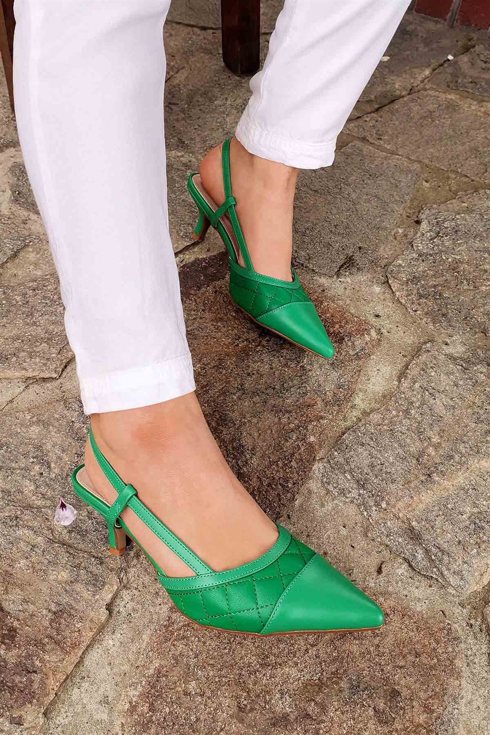 Carla Önü Kapalı Kapitoneli Topuklu Deri Ayakkabı Çimen Yeşili