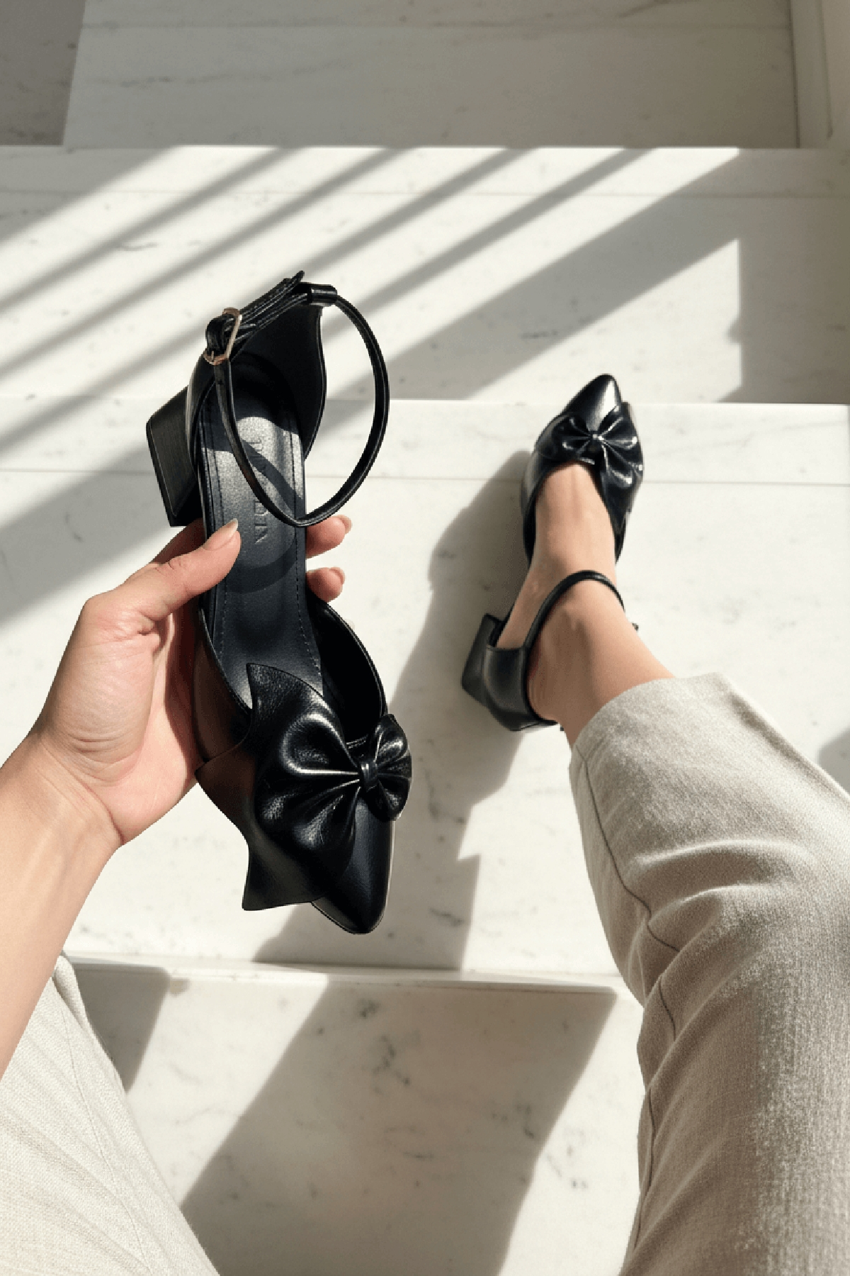 Lorenta Siyah Kırışık Rugan Fiyonklu (4 cm) Sivri Burun Topuklu Ayakkabı