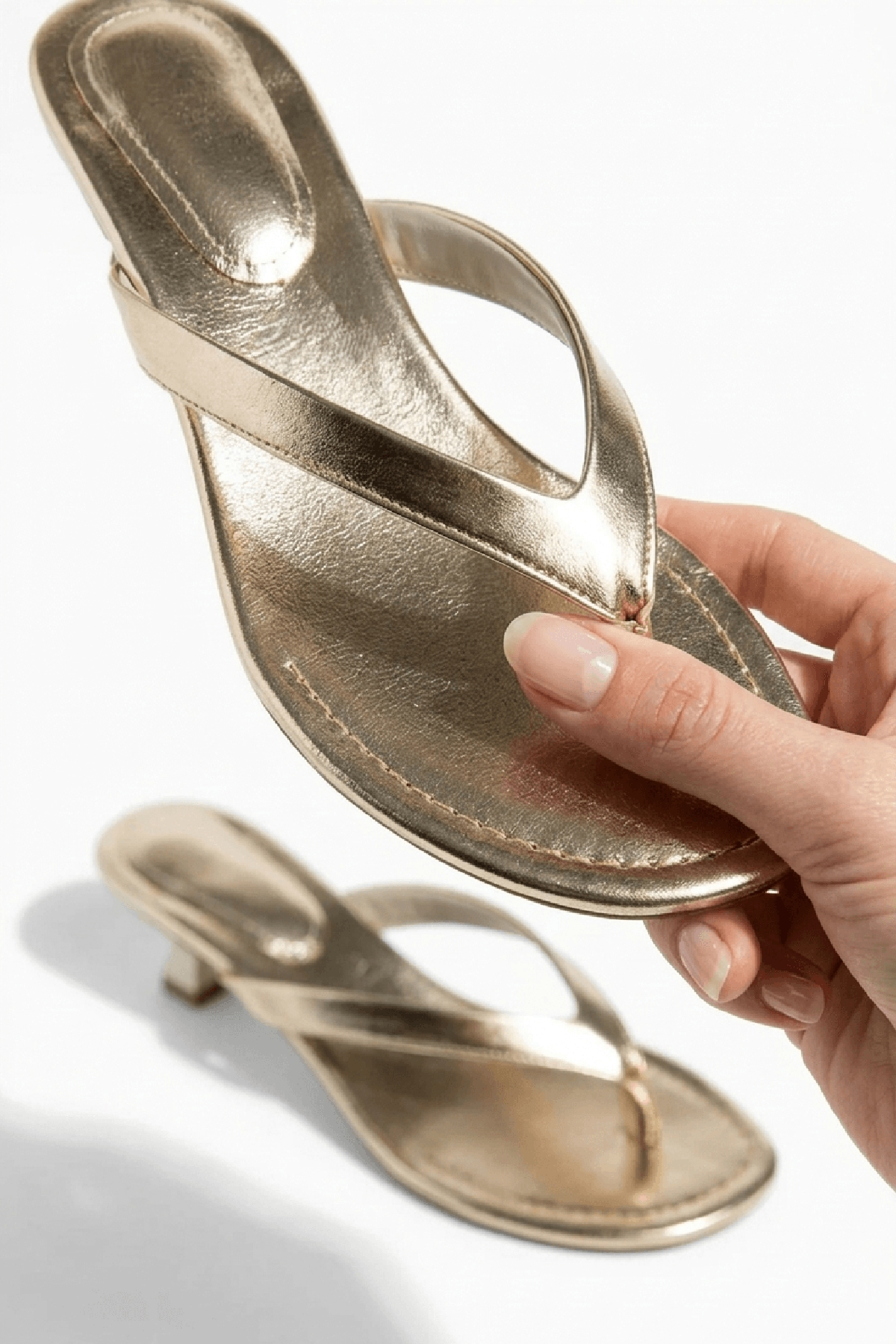 Talyano Gold ( 2 cm Topuklu ) Kafesli Kısa Topuklu Gold Toka Detaylı Gece ve Günlük Kullanım Sandalet