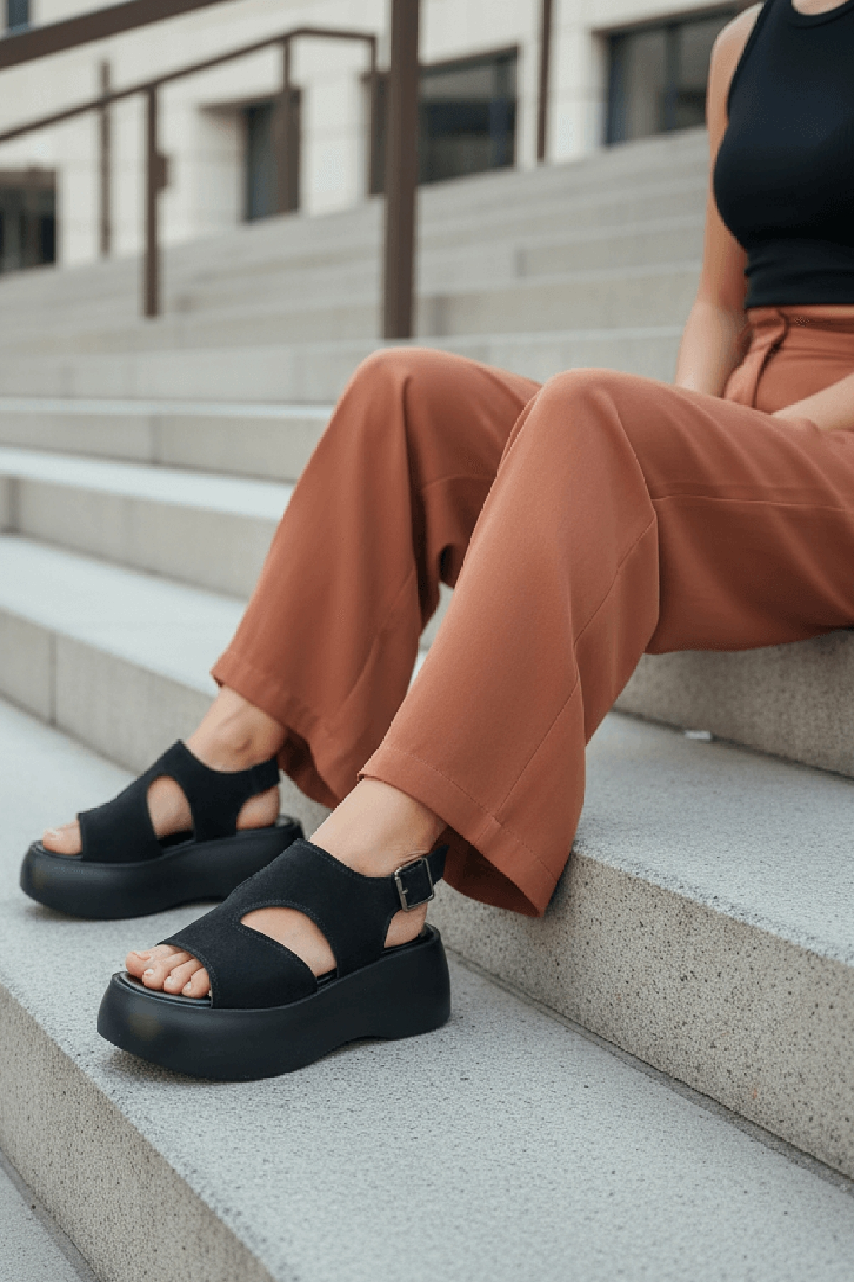 Zango Siyah Süet Platform ( 6 Cm Topuklu ) Yuvarlak Burun Günlük Sandalet