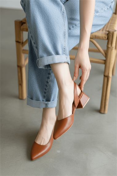 Aura Taba Yanı Tokalı (4 cm Topuk Boyu ) Sivri Burun Topuklu Babet Ayakkabı