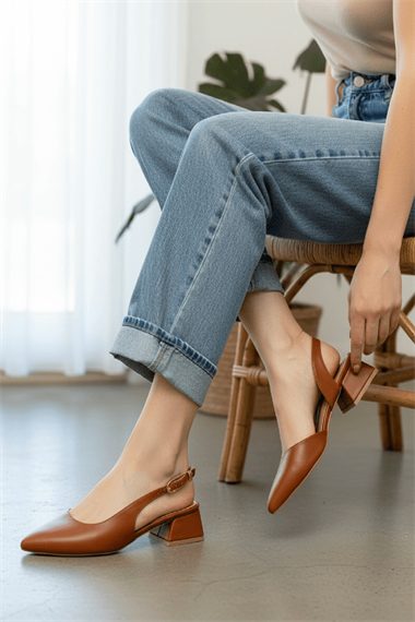 Aura Taba Yanı Tokalı (4 cm Topuk Boyu ) Sivri Burun Topuklu Babet Ayakkabı