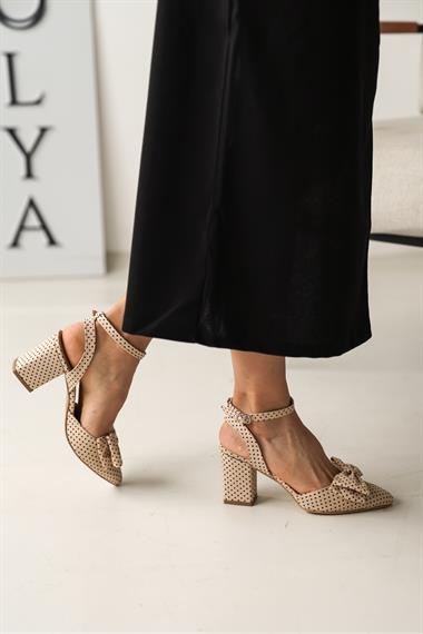 Derin Bej Puantiyeli Topuklu Günlük Sandalet