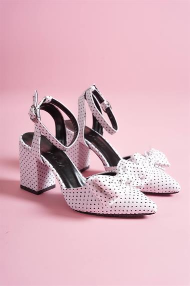 Derin Beyaz Puantiyeli Topuklu Günlük Sandalet