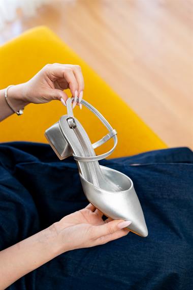 Elsa Gümüş Bileğe Dolamalı (4 cm Topuk Boyu ) Sivri Burun Topuklu Babet Ayakkabı