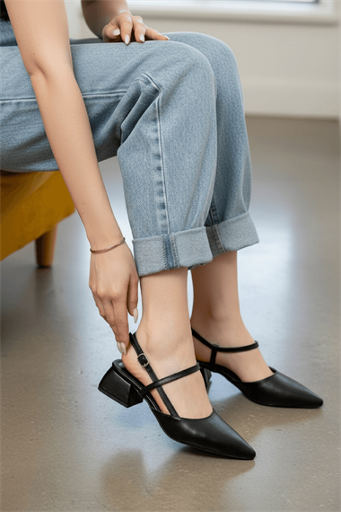 Elsa Siyah Bilek Dolamalı (4 cm Topuk Boyu ) Sivri Burun Topuklu Babet Ayakkabı