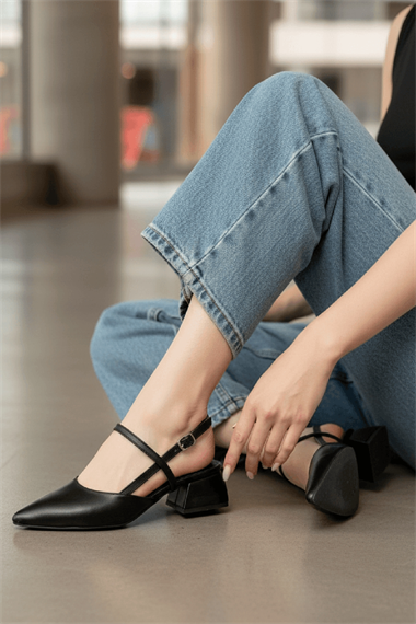 Elsa Siyah Bilek Dolamalı (4 cm Topuk Boyu ) Sivri Burun Topuklu Babet Ayakkabı