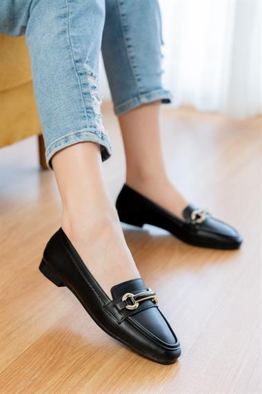 Fabri Siyah Tokalı ( 1 cm Topuklu ) Küt Burunlu Babet