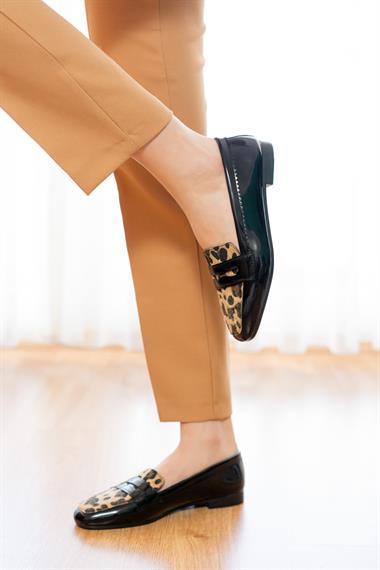 Fava Leopar Siyah Rugan ( 1 cm Topuklu) Küt Burunlu Babet