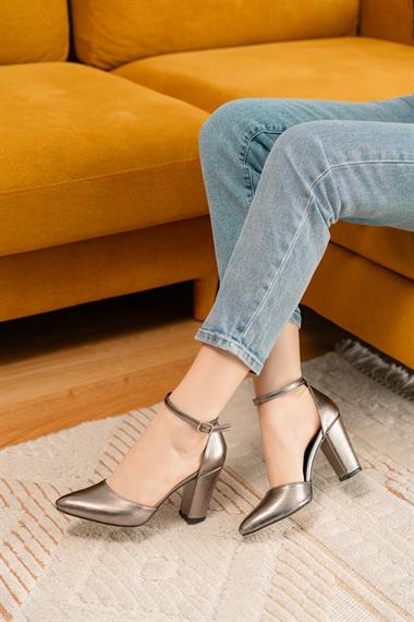 Flora Platin ( 8 Cm Topuklu ) Bilekten Bantlı Topuklu Ayakkabı