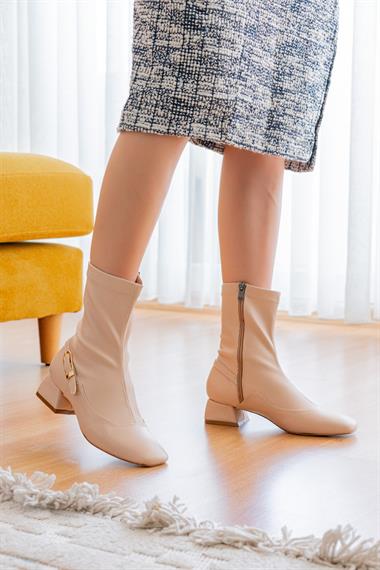 Kelvin Bej Yandan Tokalı Tek Bantlı (4 cm) Küt Burun Topuklu Streç Bot