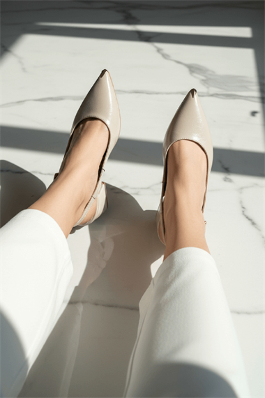 Mando Bej Kırışık Rugan (4 cm Topuk Boyu ) Sivri Burun Topuklu Babet Ayakkabı