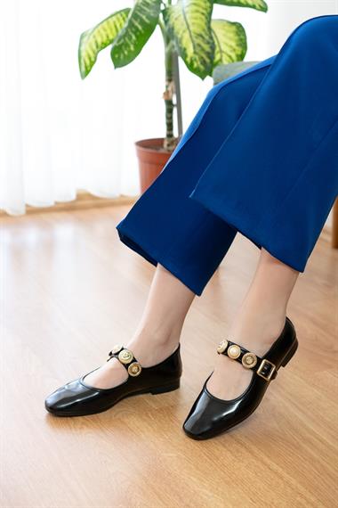 Myra Siyah Rugan Bareti Aksesuarlı ( 1 cm Topuklu ) Baretli Yuvarlık Burun Babet