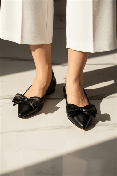 Naomi Siyah Çift Fiyonklu Kısa Topuklu (1,5 cm) Sivri Burun Günlük Babet