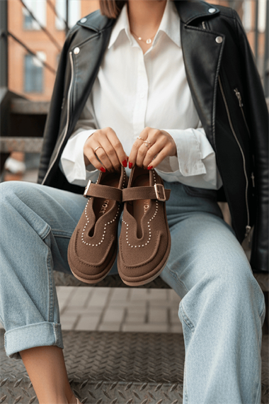 Naty Kahverengi Süet Zımbalı ( 2 cm Topuklu ) Yuvarlak Burunlu Zımba Detaylı Loafer Ayakkabı