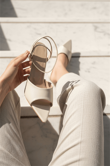 Perilla Bej Kırışık Rugan (8 cm) Sivri Burun Topuklu Ayakkabı