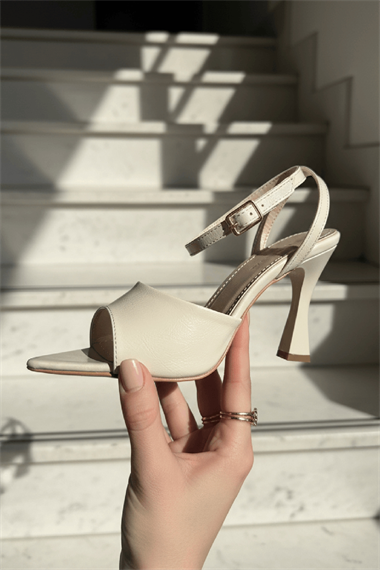 Perilla Bej Kırışık Rugan (8 cm) Sivri Burun Topuklu Ayakkabı