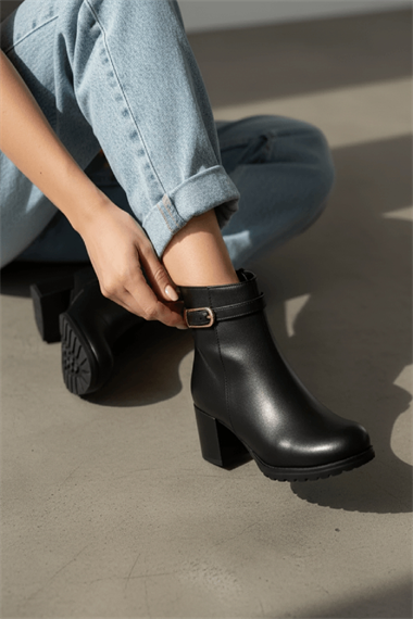 Rober Siyah Tokalı Deri ( 5 cm Topuklu ) Günlük Kullanım Kadın Botu