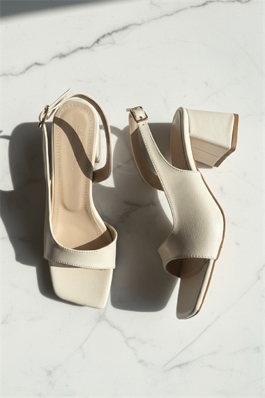 Robona Bej Kırışık Rugan (8 cm) Kare Burun Topuklu Ayakkabı