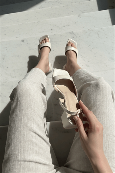 Robona Bej Kırışık Rugan (8 cm) Kare Burun Topuklu Ayakkabı