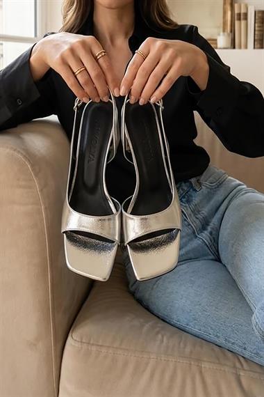 Robona Gümüş Kırışık Rugan (8 cm) Kare Burun Topuklu Ayakkabı