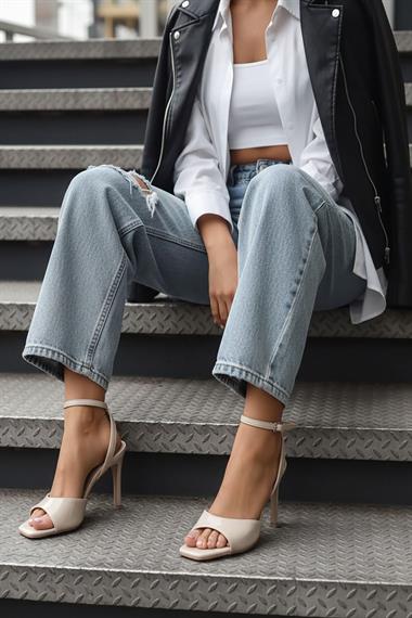 Sara Bej Kırışık Bileği Sarma  (8 cm) Kare Burun Topuklu Ayakkabı