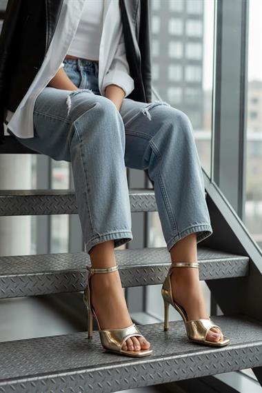 Sara Gold Bileği Sarma (8 cm) Kare Burun Topuklu Ayakkabı