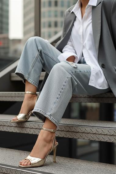 Sara Gold Bileği Sarma (8 cm) Kare Burun Topuklu Ayakkabı