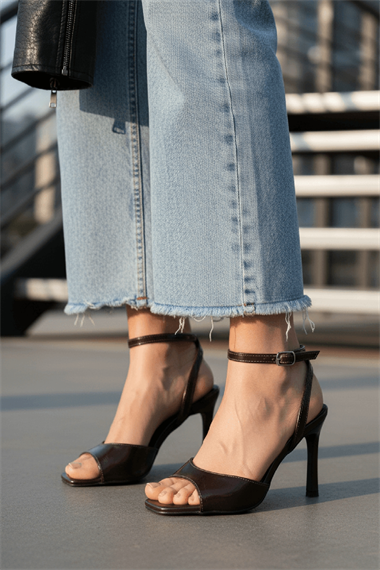 Sara Kahverengi Kırışık Bileği Sarma  (8 cm) Kare Burun Topuklu Ayakkabı