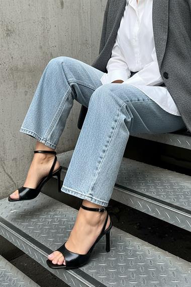 Sara Siyah Kırışık Bileği Sarma  (8 cm) Kare Burun Topuklu Ayakkabı