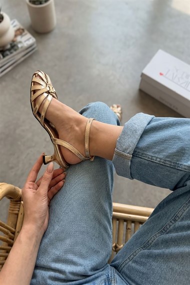 Silance Gold ( 3 cm Topuklu ) Kafesli Kısa Topuklu Gold Toka Detaylı Gece ve Günlük Kullanım Sandalet