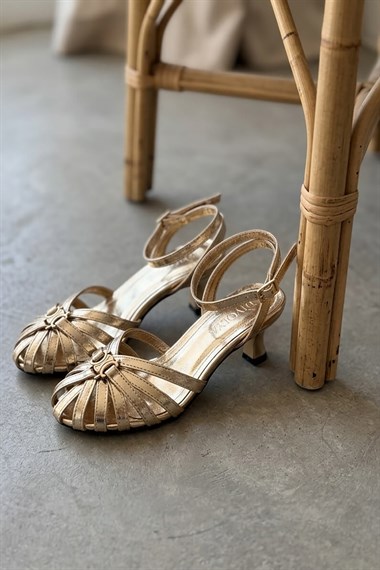 Silance Gold ( 3 cm Topuklu ) Kafesli Kısa Topuklu Gold Toka Detaylı Gece ve Günlük Kullanım Sandalet