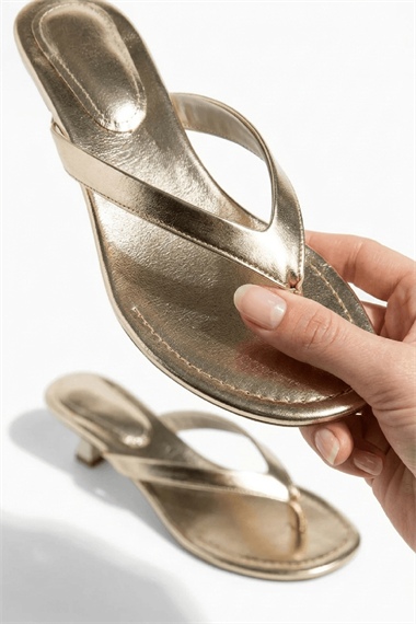 Talyano Gold ( 2 cm Topuklu ) Kafesli Kısa Topuklu Gold Toka Detaylı Gece ve Günlük Kullanım Sandalet