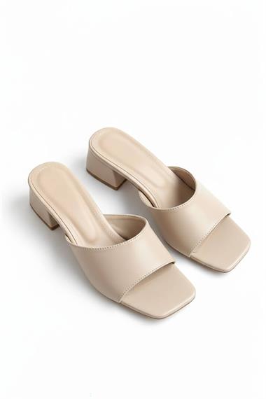 Tigra Bej Kırışık Rugan (4 cm Topuk Boyu ) Kare Burun Topuklu Terlik Ayakkabı