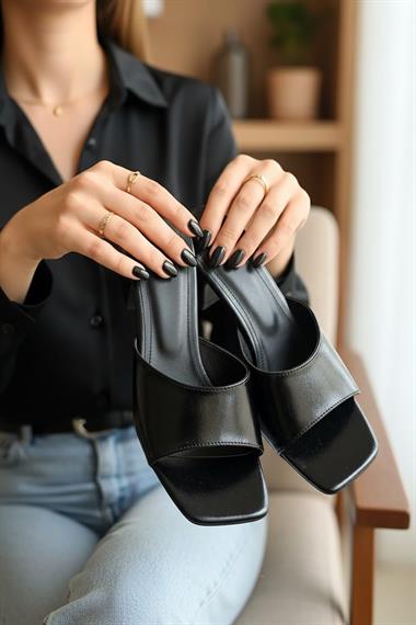 Tigra Siyah Kırışık Rugan (4 cm Topuk Boyu ) Kare Burun Topuklu Terlik Ayakkabı