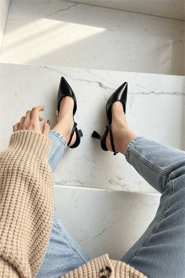 Verso Siyah Yanı Pencereli (9 cm Topuk Boyu ) Sivri Burun Topuklu Ayakkabı